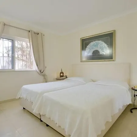 וילה Sleeps 8 Pool Air Con T607874 *