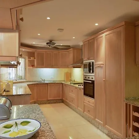 וילה Sleeps 8 Pool Air Con T607874 *